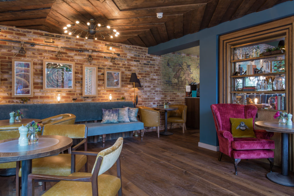 best-sunday-roast-finsbury-park-manor-house-north-london-meetings-events-parties-good-food-restaurant-bar-christmas-drinks-beer-garden-outside-area